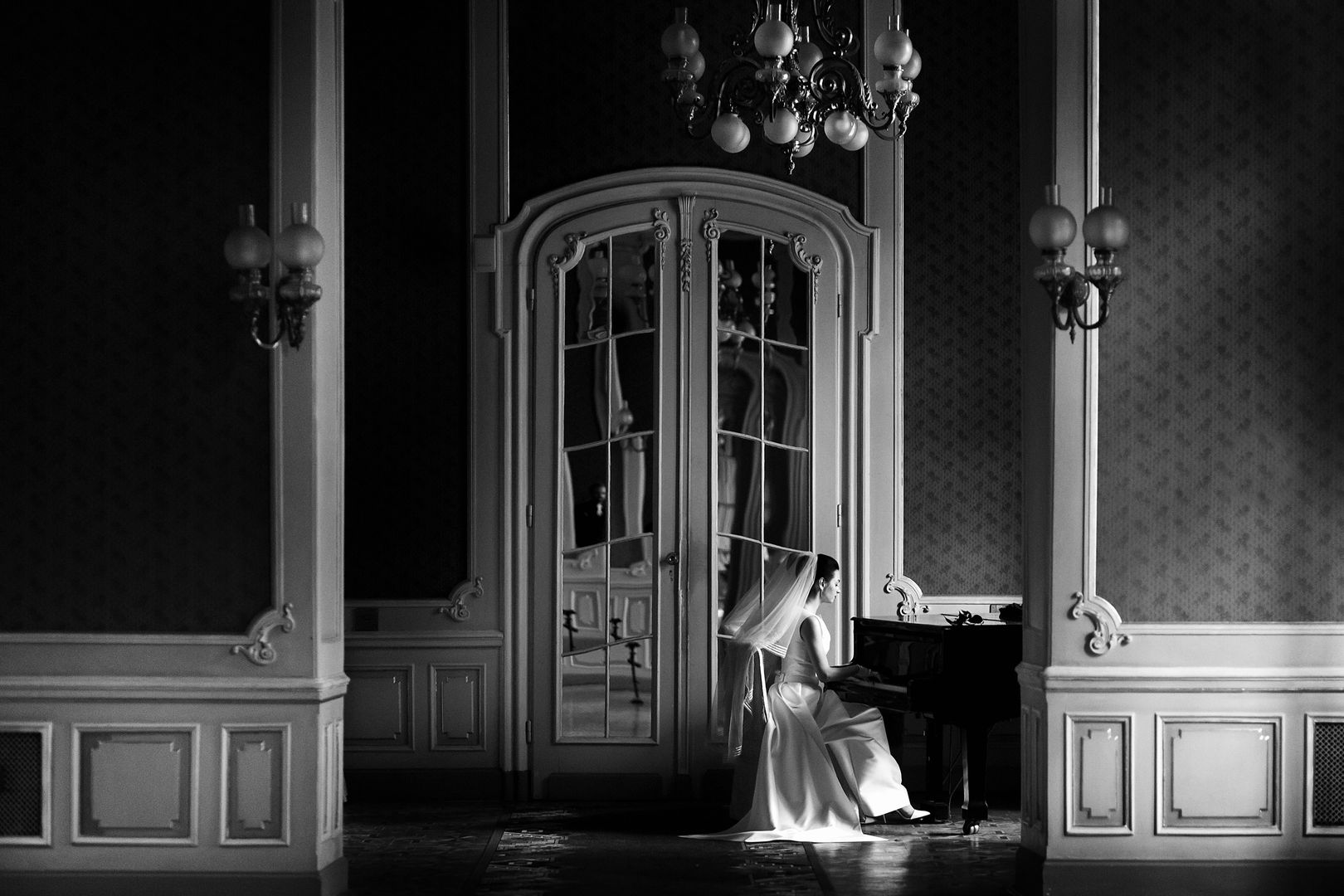 Portraits de mariées élégantes réalisés par AMK Paris, wedding planner et designer de mariages d’exception en France