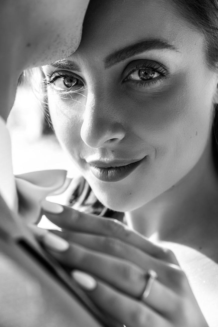 Portraits de mariées élégantes réalisés par AMK Paris, wedding planner et designer de mariages d’exception en France